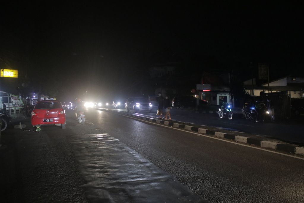 Suasana sebagian Jalan Dago, Kota Bandung, Jawa Barat, Rabu (12/1/2022) malam. Jalan ini kerap dilewati masyarakat hingga tengah malam, tetapi minim penerangan.