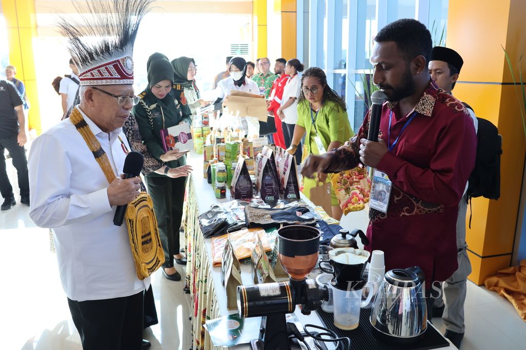 Wakil Presiden Ma'ruf Amin mengamati produk-produk UMKM di Bandar Udara Babo, Teluk Bintuni, Provinsi Papua Barat, Jumat (14/7/2023). Produk kerajinan berupa kaus, tas, sampai kopi, teh sarang semut, kue sagu, ikan dan udang kalengan, serta minyak lawang ditampilkan.
