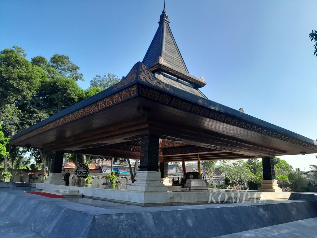 Kawasan makam Sang Proklamator Bung Karno yang bersih dan asri, di Kelurahan Bendogerit, Kecamatan Sananwetan, Kota Blitar, Jawa Timur, Rabu (21/6/2023). 