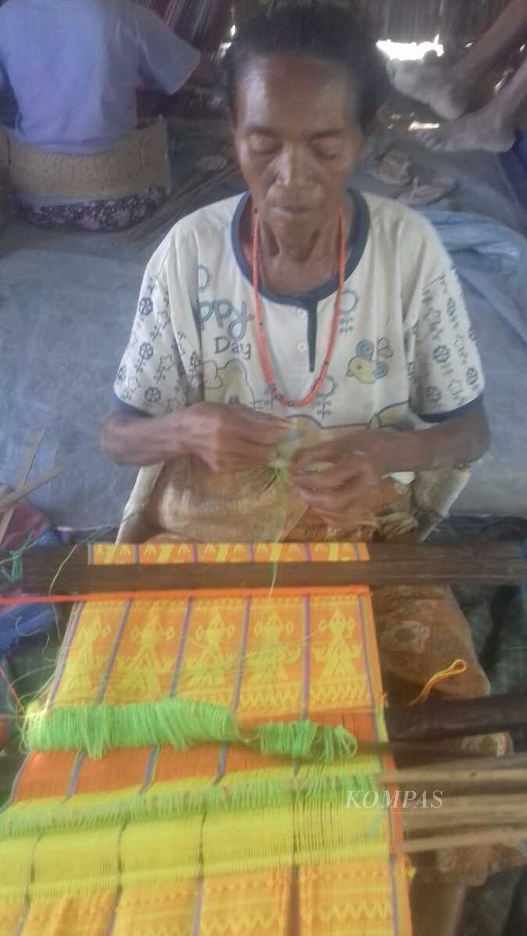 Marselina Woi (58), masyarakat adat Pubabu Timor Tengah Selatan, sedang menenun kain adat dengan motif lokal di dalam rumah berukuran 2 x 3 meter persegi yang dibangun pemda setempat. Kegiatan menenun ini untuk mempertahankan hidup setelah hutan adat mereka diambil alih Pemprov NTT.