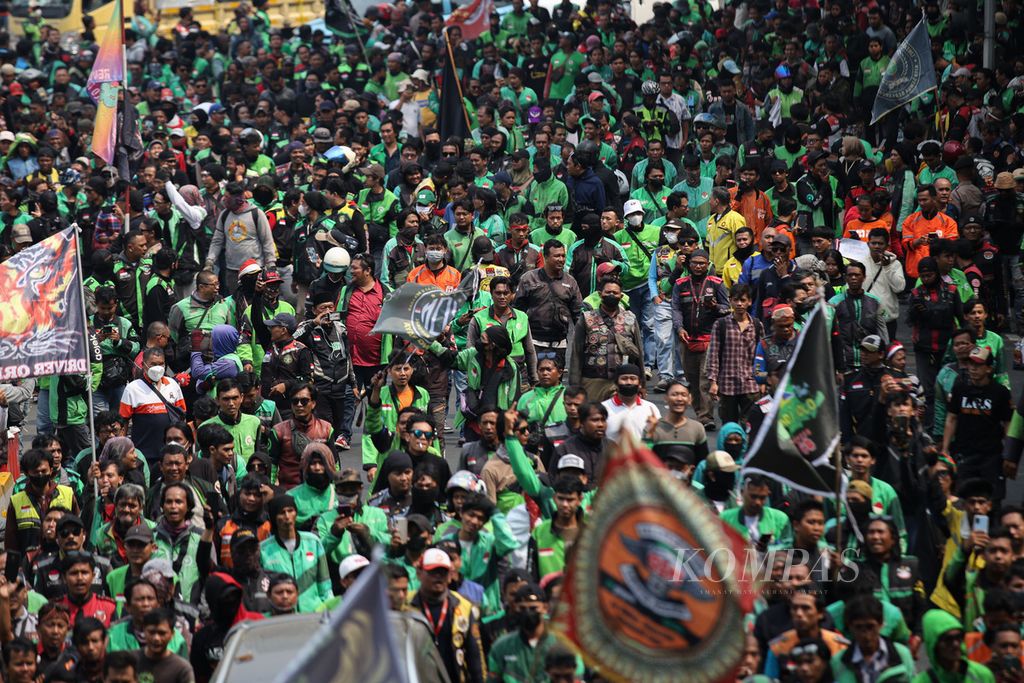 Para pengemudi ojek daring  berunjuk rasa di kawasan Patung Kuda Wijaya, Jakarta, Kamis (29/8/2024). 