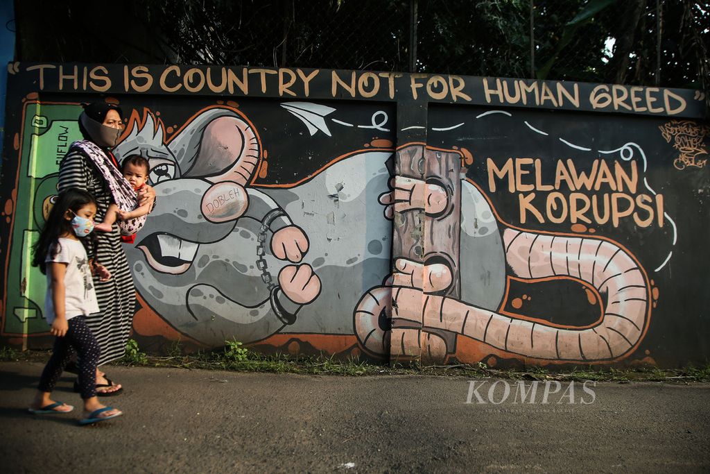 Penanganan tindak pidana korupsi masih menjadi tema pilihan yang diekspresikan masyarakat melalui pesan-pesan coretan di dinding, seperti terlihat di kawasan Kedaung, Tangerang Selatan, Banten, Jumat (7/5/2021). 