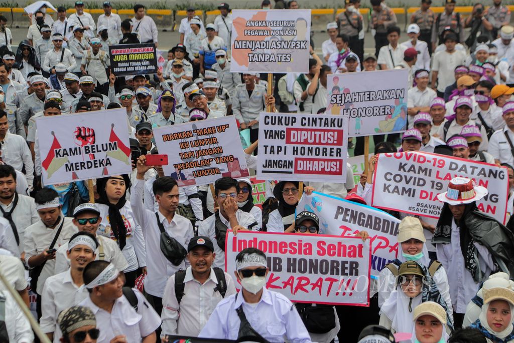 Demonstran membawa poster berisi tuntutan mereka saat aksi di depan Gedung DPR, Jakarta, Senin (7/8/2023). 