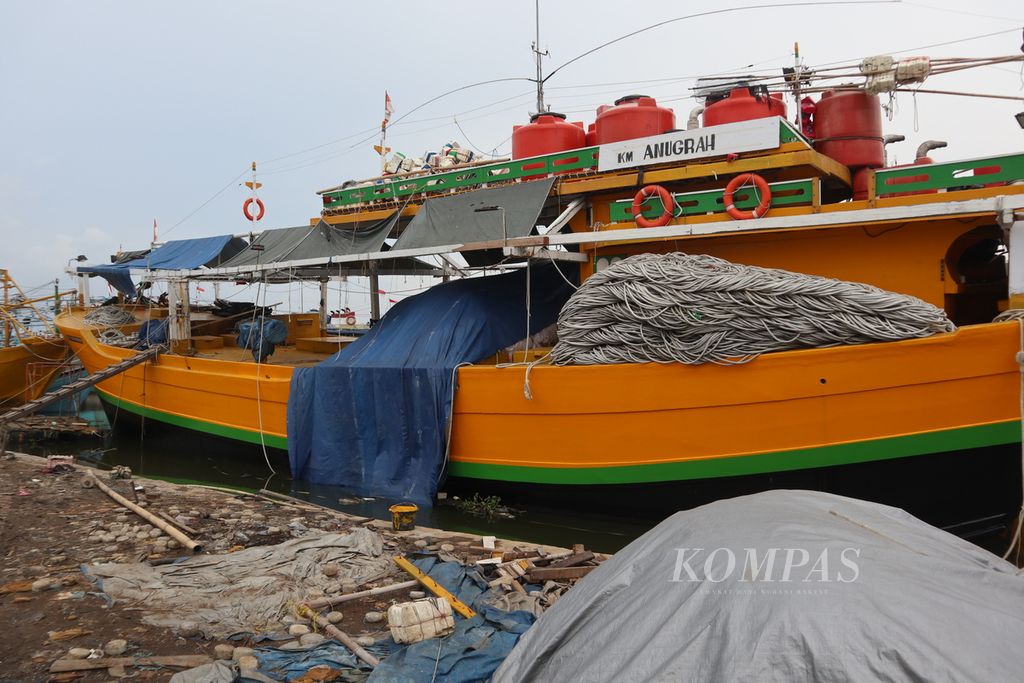 Potret Kapal Motor Anugrah, Kamis (9/6/2022), di Karangsong, Kabupaten Indramayu, Jawa Barat. Kapal nelayan itu sudah tiga bulan tidak melaut karena lonjakan harga solar industri yang sempat menyentuh Rp 16.500 per liter.