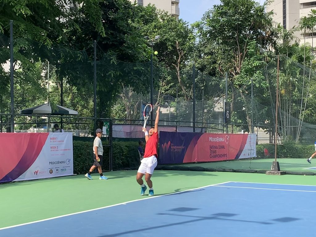 Petenis Indonesia, Tegar Abdi Satrio Wibowo, melakukan servis pada babak 32 besar seri kedua turnamen tenis internasional Medco Energi 2022, Selasa (1/11/2022), di lapangan tenis Hotel Sultan, Jakarta. Petenis Jepang, Kazuki Nishiwaki, berhasil mengalahkan Tegar dengan skor 6-1, 6-1.