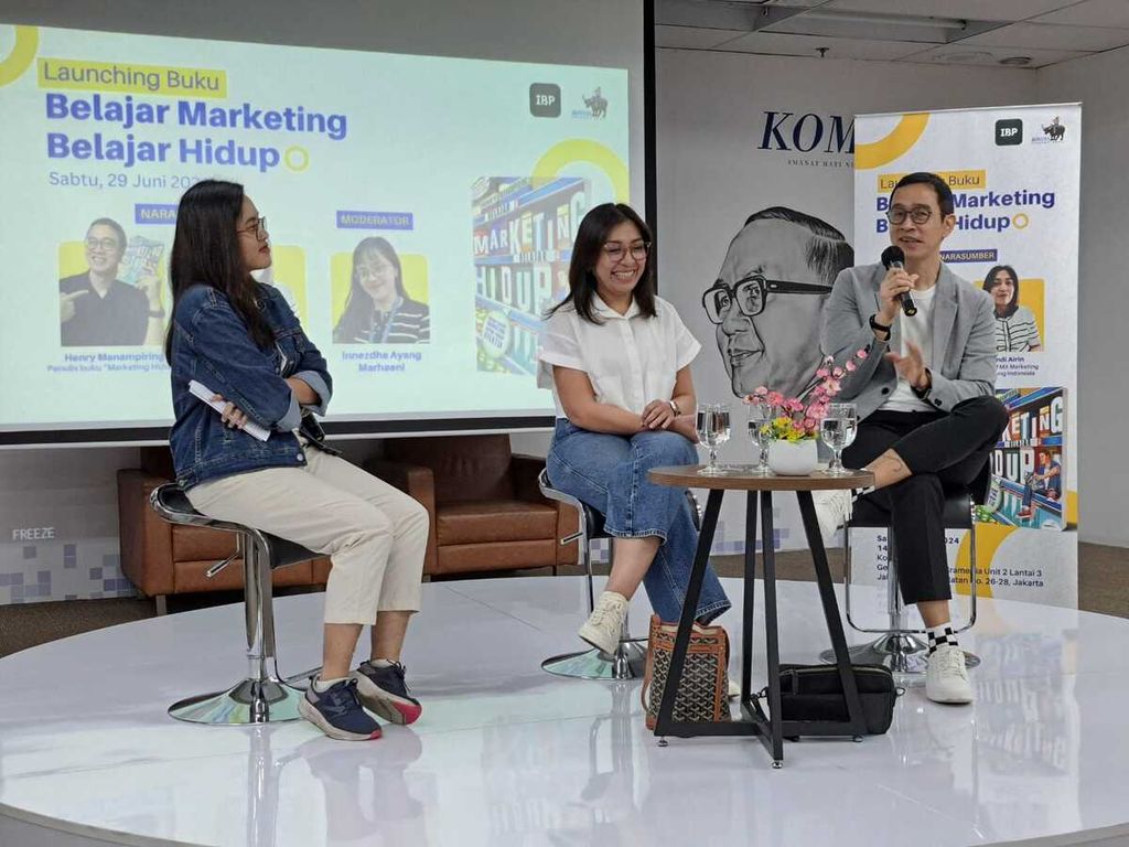 Suasana bincang dalam peluncuran buku <i>Belajar Marketing Belajar Hidup</i> karya Henry Manampiring (kanan) di Kompas Institute, Jakarta, Sabtu (29/6/2024). Selain Henry, hadir juga sebagai pembicara, yakni Andi Airin, Head of MX Marketing Samsung Indonesia. Peluncuran ditandai dengan penyerahan buku secara simbolis dari Wakil Pemimpin Redaksi <i>Kompas</i> Adi Prinantyo kepada Henry Manampiring.