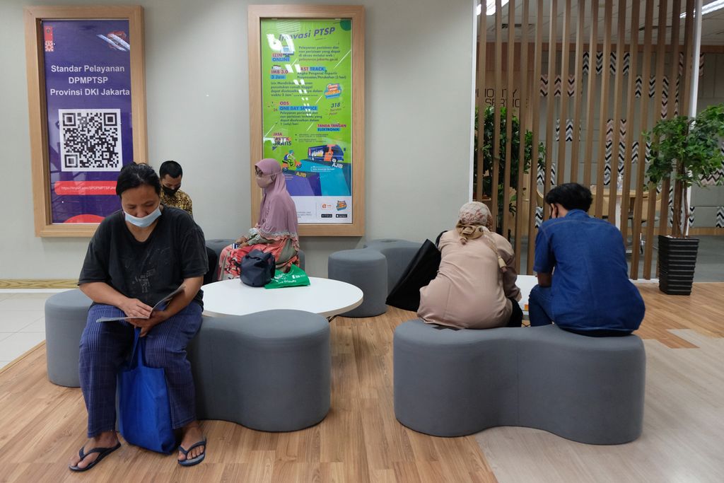 Sejumlah pemohon menunggu panggilan untuk melakukan perizinan dan non-perizinan di Mal Pelayanan Publik, Jakarta Selatan, Kamis (24/11/2022). 