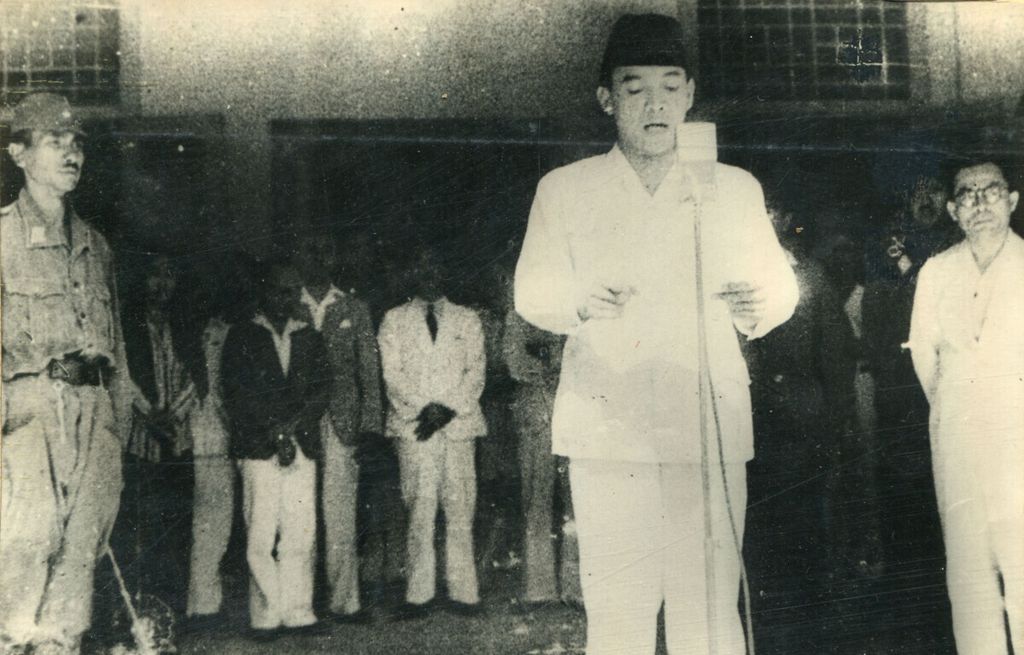 Bung Karno membaca naskah Proklamasi Kemerdekaan Indonesia pada tanggal 17 Agustus 1945.