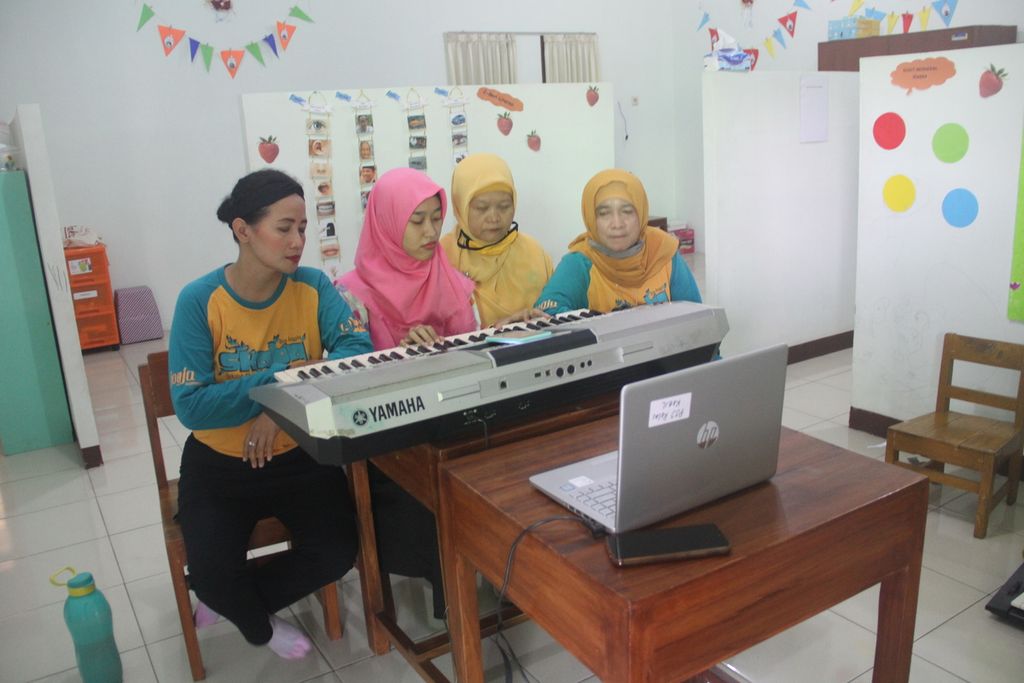 Sejumlah guru bersiap mengajak murid-muridnya bernyanyi bersama dalam kegiatan pembelajaran daring melalui aplikasi konferensi video di Sekolah Khusus Autis Bina Anggita, Kabupaten Bantul, Daerah Istimewa Yogyakarta, Jumat (11/9/2020). 