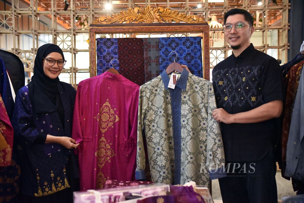 Jamilah Komalasari dan suaminya, Ongky Prafito, menunjukkan produk busana Muslim di stan mereka dengan merek Jamilah x Prafito by Tujuh Saudara dalam Syariah Festival Sriwijaya 2024 di Palembang Indah Mall, Sumatera Selatan, Kamis (28/3/2024). 