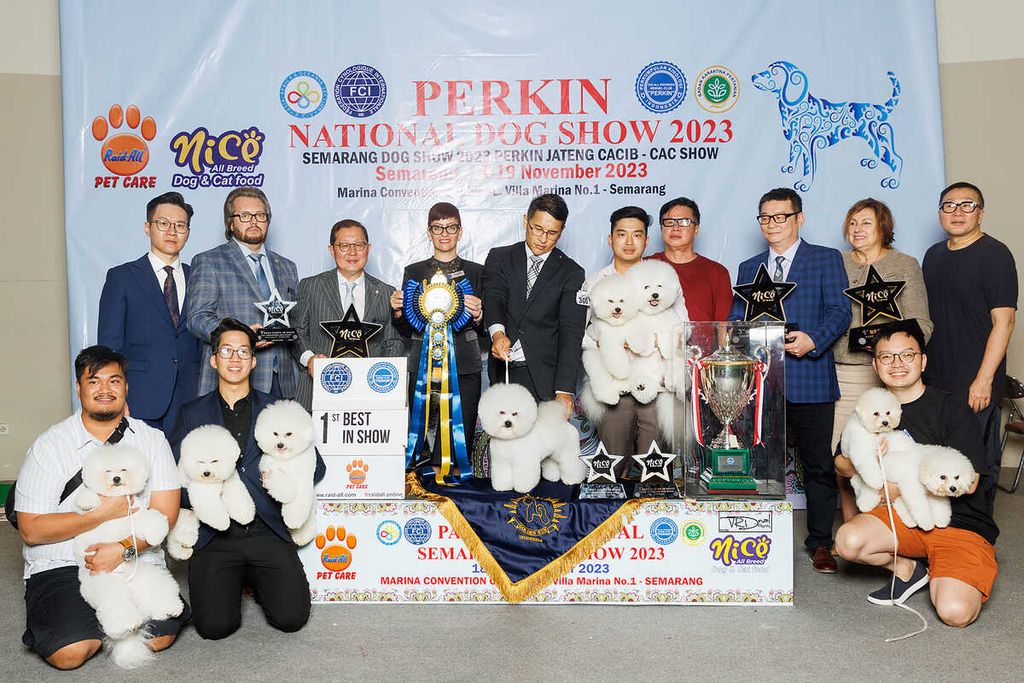  Harry Su berfoto bersama para pemenang dalam ajang National Dog Show 2023.
