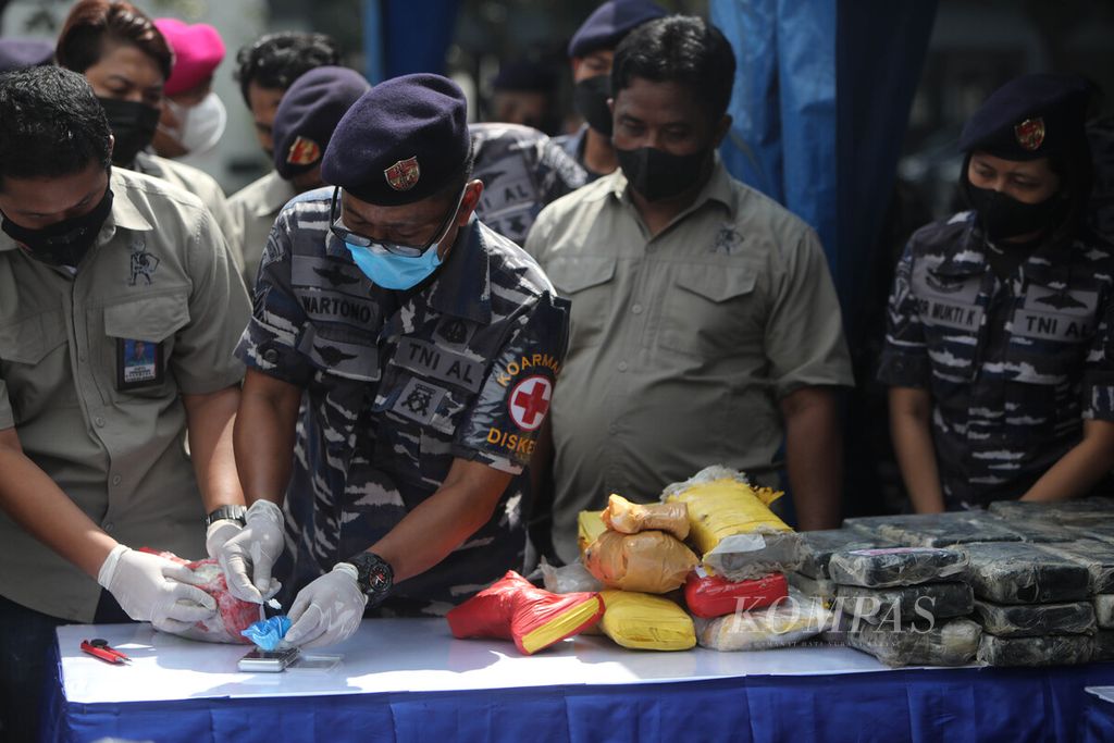 Prajurit TNI AL menimbang dan menguji barang bukti kokain yang akan dimusnahkan di Mako Koarmada I, Jakarta, Kamis (2/6/2022). 