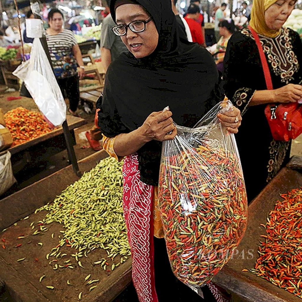 Pedagang melayani pembelian cabai rawit merah di Pasar Induk Kramatjati, Jakarta Timur, Rabu (4/1/2017). Harga cabai rawit merah masih bertahan diharga tertinggi Rp 105.000 per kilogram. 