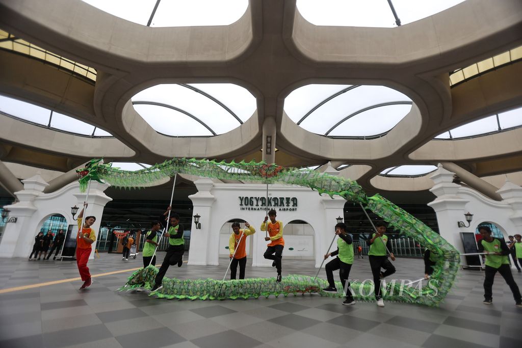 Kelompok Mutiara Naga menampilkan pertunjukan liong untuk memeriahkan hari raya Imlek di Bandara Internasional Yogyakarta, Kabupaten Kulon Progo, Daerah Istimewa Yogyakarta, Sabtu (10/2/2024). 