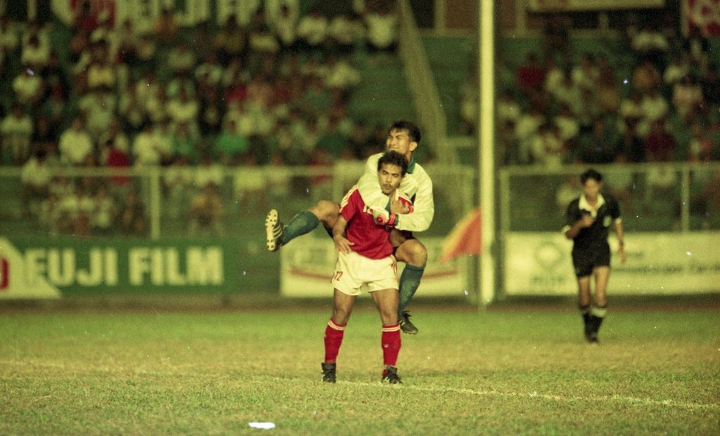 Kiper Thailand, Chaiyong Khumpian, memanjat gelandang Indonesia, Maman Suryaman, ketika merayakan keberhasilannya menahan sepakan penalti Maman pada laga final SEA Games 1991 melawan Thailand di Stadion Memorial Rizal, Manila, Filipina, Rabu 4 Desember 1991. 