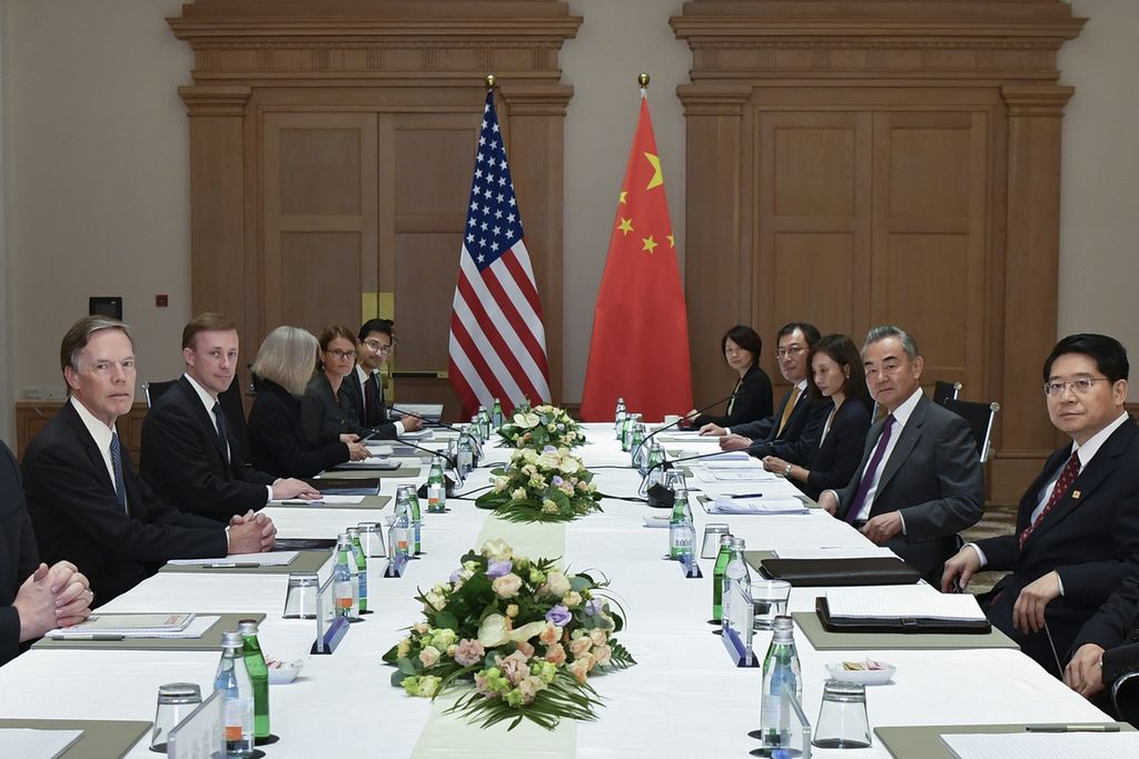 Dalam foto yang dirilis kantor berita China, Xinhua, ini, Menteri Luar Negeri China Wang Yi (kedua dari kanan) bertemu dengan Penasihat Keamanan Nasional AS Jake Sullivan (kedua dari kiri) di Malta pada 16 September 2023. 