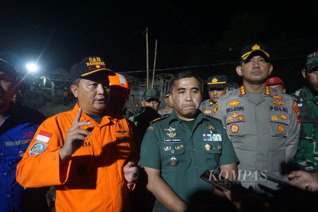 Pimpinan Tim SAR Gabungan memberikan keterangan pers terkait proses evakuasi delapan petambang emas ilegal di Desa Pancurendang, Ajibarang, Banyumas, Jawa Tengah, Rabu (26/7/2023). 