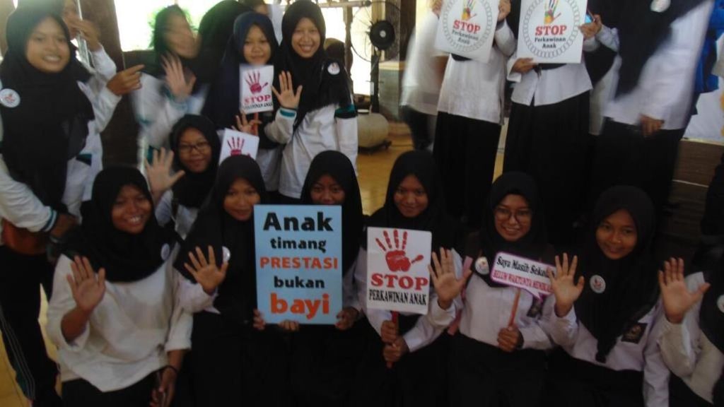 Pelajar menunjukkan poster yang berisi penghentian perkawinan anak di pendopo Kabupaten Indramayu, Jawa Barat, Sabtu (18/11). Kampanye itu merupakan bagian dari Gerakan Bersama Stop Perkawinan Anak.