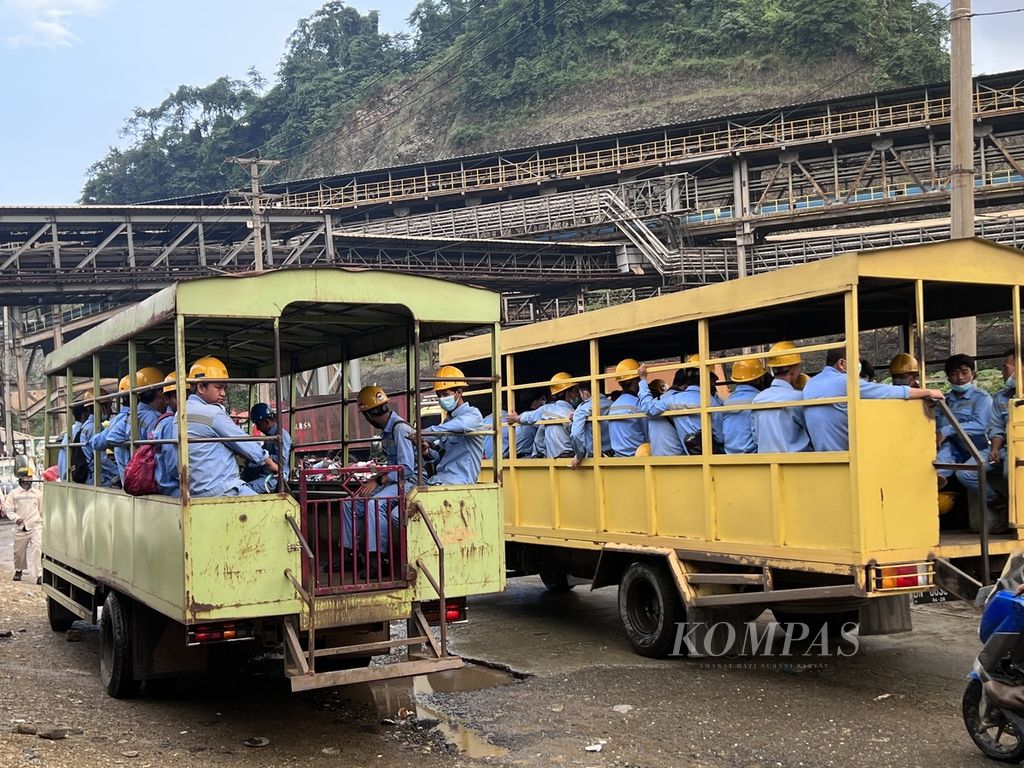 Pekerja PT Indonesia Morowali Industrial Park mengendarai truk saat pergantian sif, Jumat (29/12/2023), di Kecamatan Bahodopi, Morowali, Sulawesi Tengah.