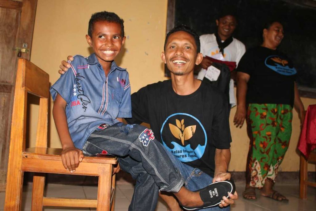 Yohanes Dion Dani (paling kanan) adalah inisiator komunitas Teras Baca Ile Napo di Pulau Solor, Flores Timur, Nusa Tenggara Timur