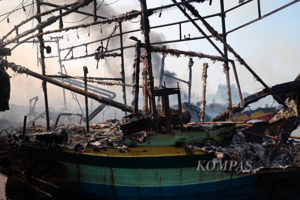 Salah satu kerangka kapal penangkap cumi-cumi yang terbakar bersama puluhan kapal lain di Pelabuhan Jongor, Kota Tegal, Jawa Tengah, Selasa (15/8/2023). 