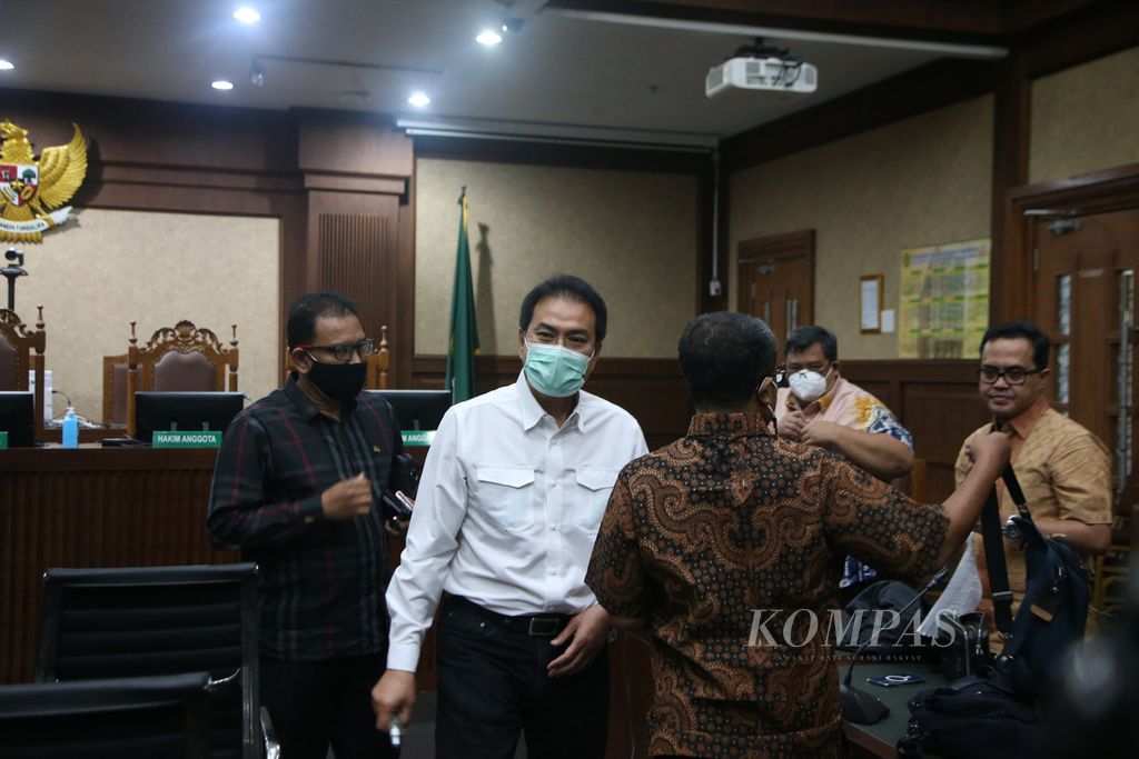 Bekas Wakil Ketua DPR Azis Syamsuddin seusai sidang putusan di Pengadilan Tindak Pidana Korupsi Jakarta, Kamis (17/2/2022). 