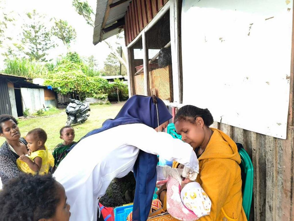 Pemberian vaksin tetes Novel Oral Polio Vaccine Type 2 (nOPV2) dalam PIN polio di Kabupaten Jayawijaya, Papua Pegunungan, Senin (27/5/2024).