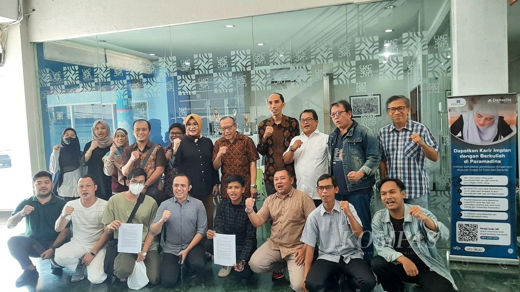 Mahasiswa dan para pengajar menyampaikan pernyataan sikap Suara Moral dari Kampus di Universitas Paramadina, Jakarta, Rabu (20/12/2023). 