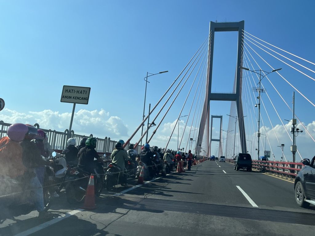 Sepeda motor dialihkan ke jalur mobil di Jembatan Suramadu pada Kamis (21/4/2023), karena jalur sepeda motor dari arah Kota Surabaya sedang dalam perbaikan.