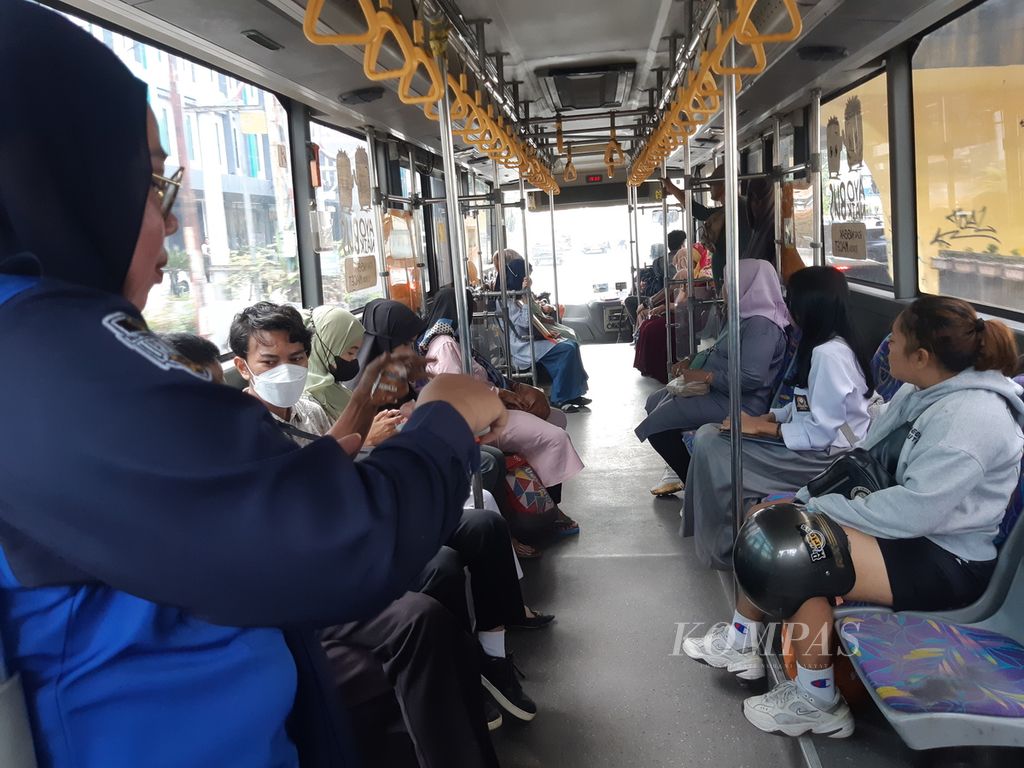 Sejumlah warga Pekanbaru menumpangi bus Trans Pekanbaru di Kota Pekanbaru, Riau, Senin (15/7/2024). 