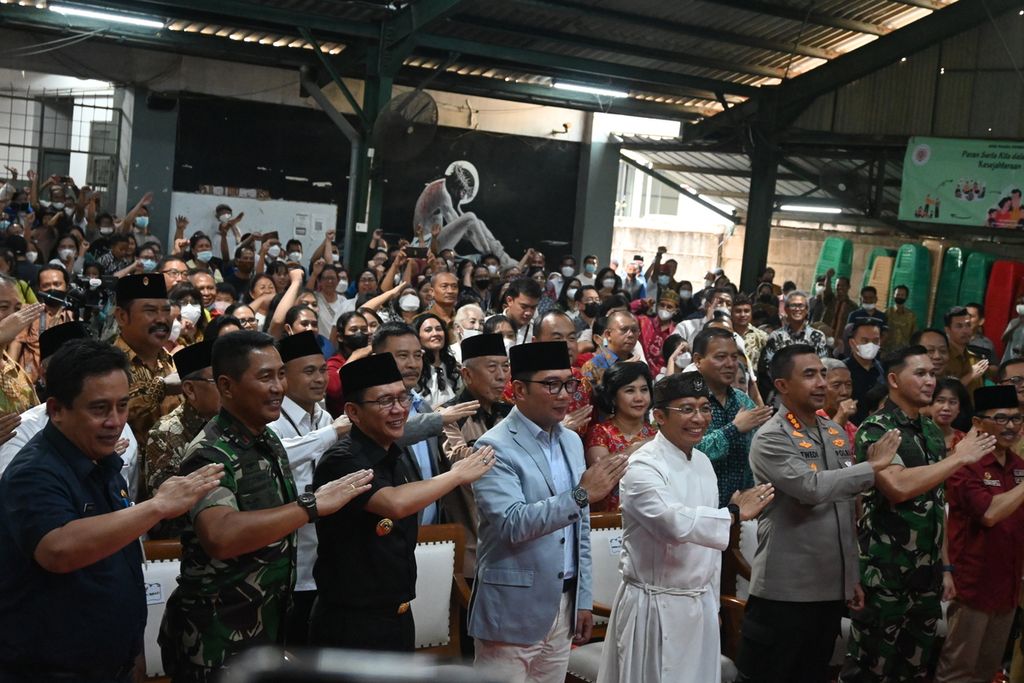 Gubernur Jawa Barat Ridwan Kamil berpose bersama dengan Forum Komunikasi Pimpinan Daerah Kabupaten Bekasi serta umat katolik Paroki Cikarang Gereja Ibu Teresa di aula Gereja Ibu Teresa, Selasa (11/4/2023) sore. 