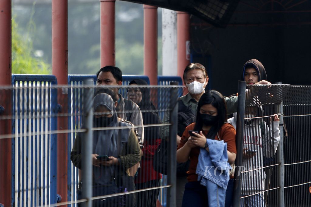 Calon penumpang menunggu Transjakarta di Terminal Blok M, Jakarta, Jumat (24/11/2023).