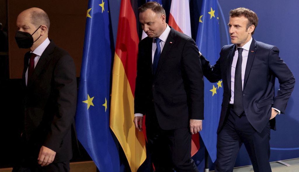 Kanselir Jerman Olaf Scholz (kiri), Presiden Polandia Andrzej Duda, dan Presiden Perancis Emmanuel Macron (kanan) bersiap memaparkan hasil pertemuan mereka di Berlin, Jerman, Selasa (8/2/2022). Pertemuan itu upaya mencegah perang baru di Eropa di tengah krisis Rusia-Ukraina