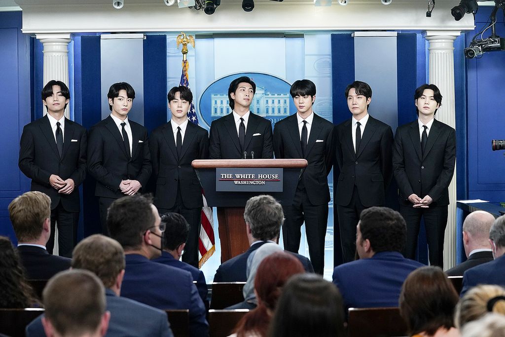  Kelompok vokal asal Korea Selatan, BTS, dalam jumpa pers di Gedung Putih, Washington DC, AS, pada Mei 2022. Korsel memodifikasi aturan wajib militer agar kelompok itu bisa terus bersama-sama dan berkontribusi pada perekonomian Korsel.