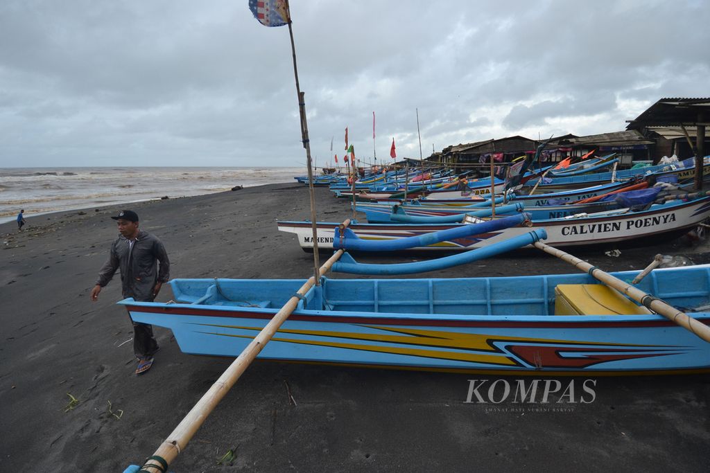 A row of fishing boats was lined up along the coast of Depok Beach, Bantul, Yogyakarta Special Region, on Friday (19/1/2024). Fishermen along the south coast of DIY were unable to go out to sea due to the threat of high waves that were predicted to reach up to 4 meters as a result of the bad weather caused by tropical cyclone Anggrek.