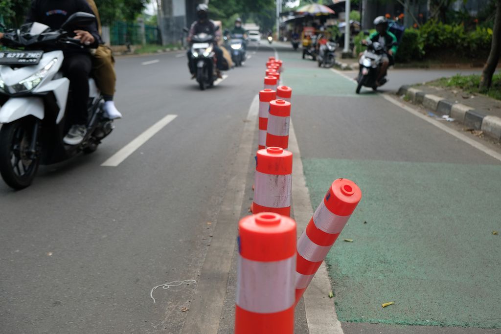 Sejumlah "stick cone" pembatas jalur sepeda bengkok di Jalan Tentara Pelajar, Jakarta Pusat, Senin (14/11/2022).
