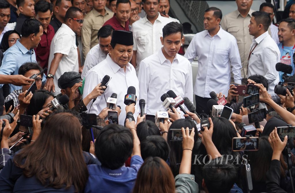 Presiden dan wakil presiden terpilih, Prabowo Subianto dan Gibran Rakabuming Raka, menjawab pertanyaan wartawan di Jakarta, Rabu (24/4/2024). 