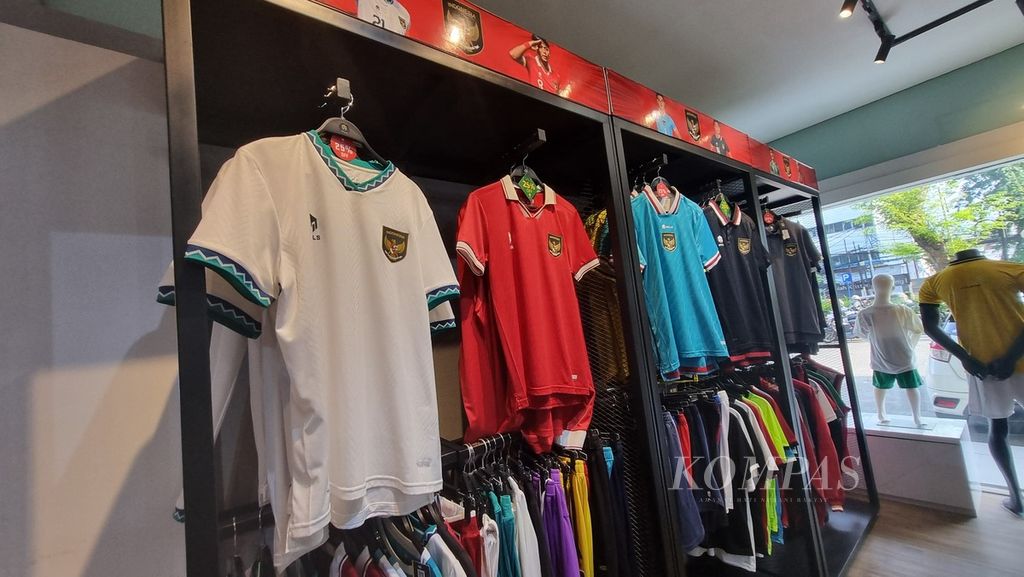 Sejumlah varian jersei timnas Indonesia periode 2022-2024 berada di etalase toko pusat Mills, Ketapang, Jakarta Barat, Selasa (27/2/2024). Mills menjadi saksi dari kiprah Indonesia di sejumlah ajang internasional.