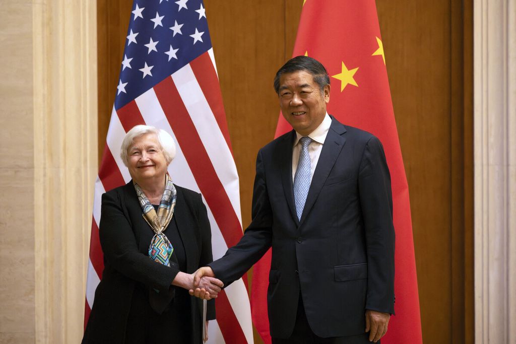 Menteri Keuangan AS Janet Yellen berjabat tangan dengan Wakil Perdana Menteri China He Lifeng saat pertemuan di Diaoyutai State Guesthouse di Beijing, China, 8 Juli 2023. 