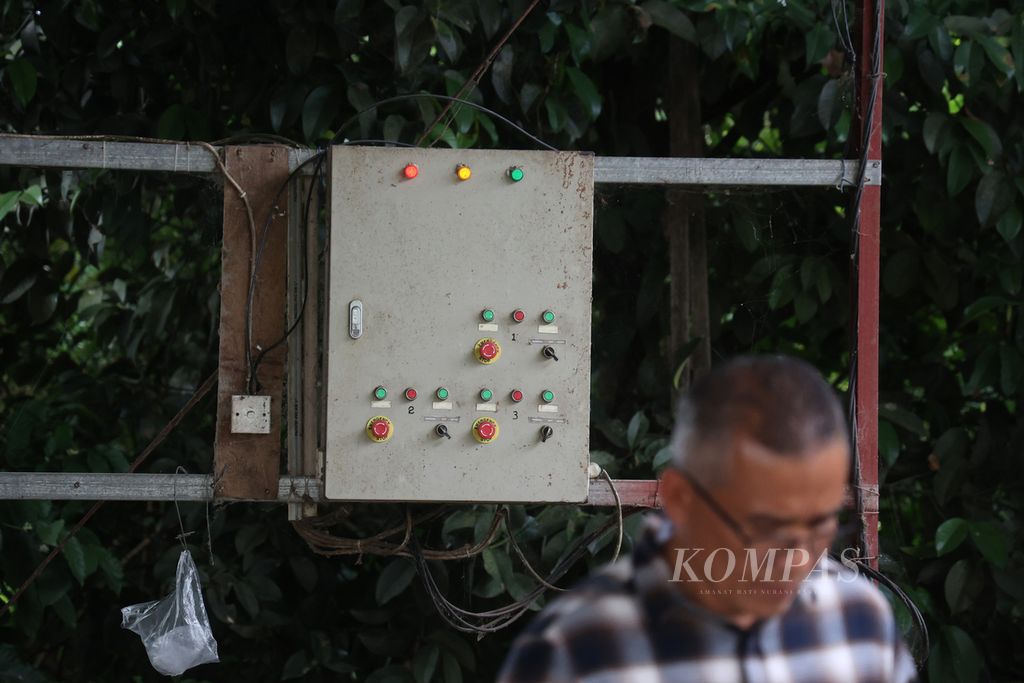 Peranti untuk menyalakan mesin pemberi pakan otomatis bertenaga listrik di peternakan ayam petelur PT Radja Poultry Shop di Kecamatan Guguak, Kabupaten Lima Puluh Kota, Sumatera Barat, Selasa (13/6/2023). 