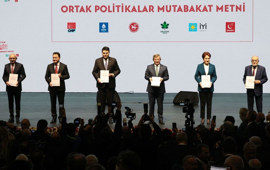 (Dari kiri ke kanan) Ketua Partai Rakyat Republik (CHP) Kemal Kilicdaroglu, Ketua Partai Demokrasi dan Progresif (DPP) Ali Babacan, Ketua Partai Demokrat (DP) Gultekin Uysal, Ketua Partai Masa Depan (FP) Ahmet Davutoglu, Ketua Partai Kebaikan (IYI) Meral Aksener, dan Ketua Partai Saadet (SP) Temel Karamollaoglu berfoto di panggung sebelum masing-masing mempresentasikan program-program mereka di Ankara, Turki, 30 Januari 2023. 