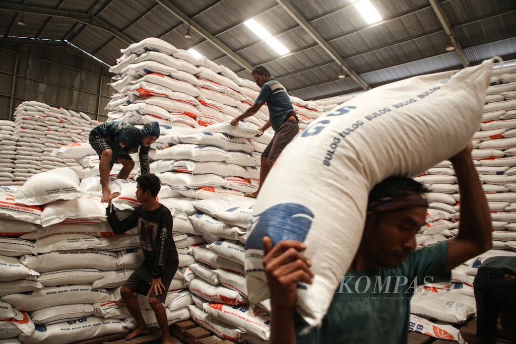 Aktivitas bongkar muat beras di gudang Bulog di kawasan Kelapa Gading, Jakarta Utara, Senin (5/2/2024).