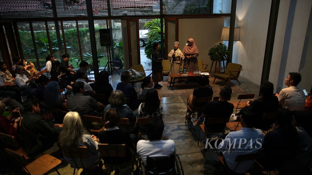 Pendiri Circular Cotton Factory (CCF), Chieko Watanabe (tengah), memberikan sambutan dalam pameran<i></i>Earth, Nature & Human<i></i>di Dia.Lo.Gue Artspace, Kemang, Jakarta Selatan, Selasa (7/11/2023). 