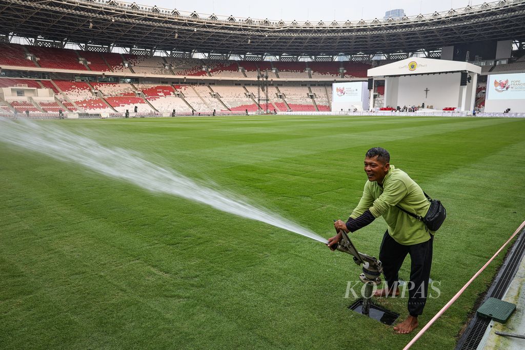 Petugas menyirami rumput di Stadion Utama Gelora Bung Karno (GBK), Jakarta, Selasa (3/9/2024). Persiapan Stadion Utama GBK jelang misa akbar yang dipimpin Paus Fransiskus sudah hampir 100 persen. Sejumlah panitia juga telah melakukan gladi resik rangkaian misa yang akan digelar Kamis (5/9/2024). 