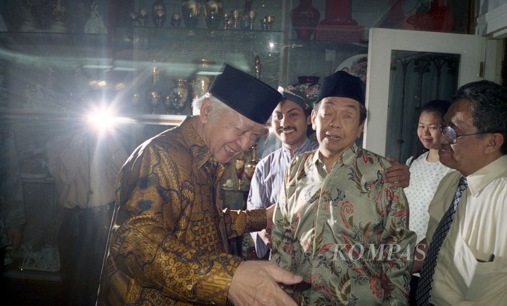 Mantan Presiden Soeharto menyilakan Ketua Umum Pengurus Besar Nahdlatul Ulama Abdurrahman Wahid (Gus Dur) memasuki salah satu ruangan di kediamannya, Jalan Cendana, Jakarta.