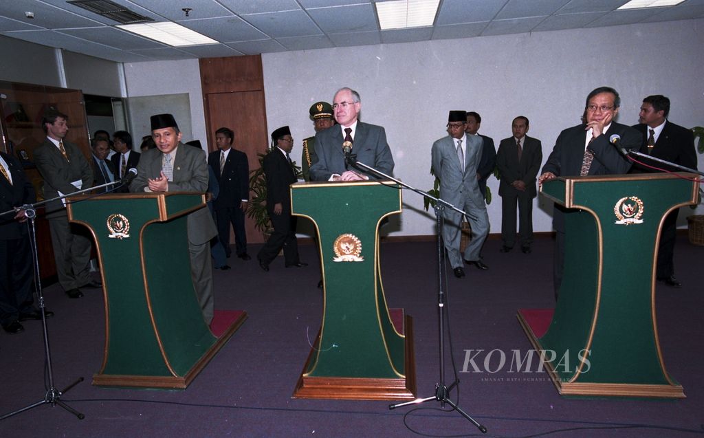 Australian Prime Minister John Howard, on Monday (13/8/2001), along with the Chairman of the People's Consultative Assembly (MPR) Amien Rais and the Chairman of the House of Representatives (DPR) Akbar Tandjung in the building of the DPR-MPR RI, Senayan, Jakarta. They gave a press statement after the official meeting.