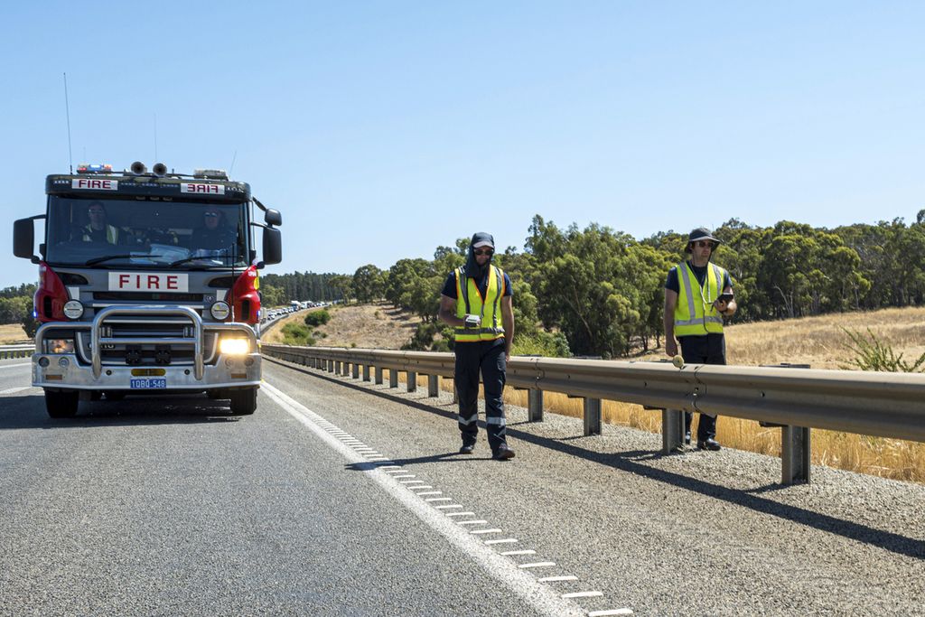 Foto yang disediakan oleh Departemen Pemadam Kebakaran dan Layanan Kedaruratan memperlihatkan para petugas mencari kapsul radioaktif yang jatuh dari sebuah truk saat pengiriman melalui rute di pinggiran Perth, Australia, 28 Januari 2023. 