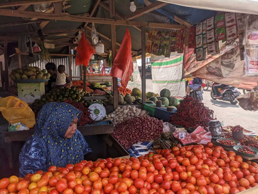Pedagang sayuran di Pasar Mardika, Ambon, Maluku (1/11/2023).