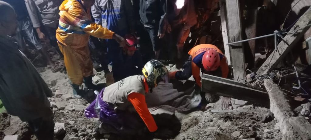 Tim gabungan dan warga bergotong royong mencari korban longsor di Desa Argopeni, Kecamatan Ayah, Kebumen, Jawa Tengah, Jumat (4/11/2022) dini hari. Dua orang meninggal dalam musibah ini.