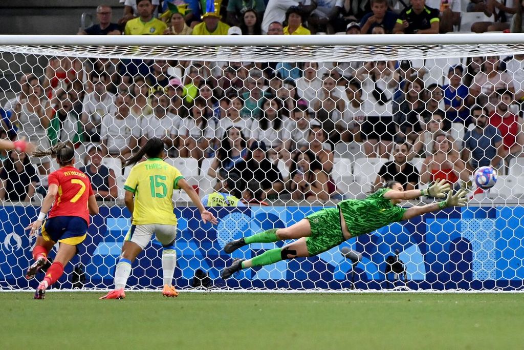 Kiper Brasil, Lorena (kanan), menepis bola saat menghadapi Spanyol pada semifinal sepak bola putri Olimpiade Paris 2024 di Stadion Marseille, Marseille, Paris, Perancis, Rabu (7/8/2024) dini hari WIB. Brasil menang 4-2.